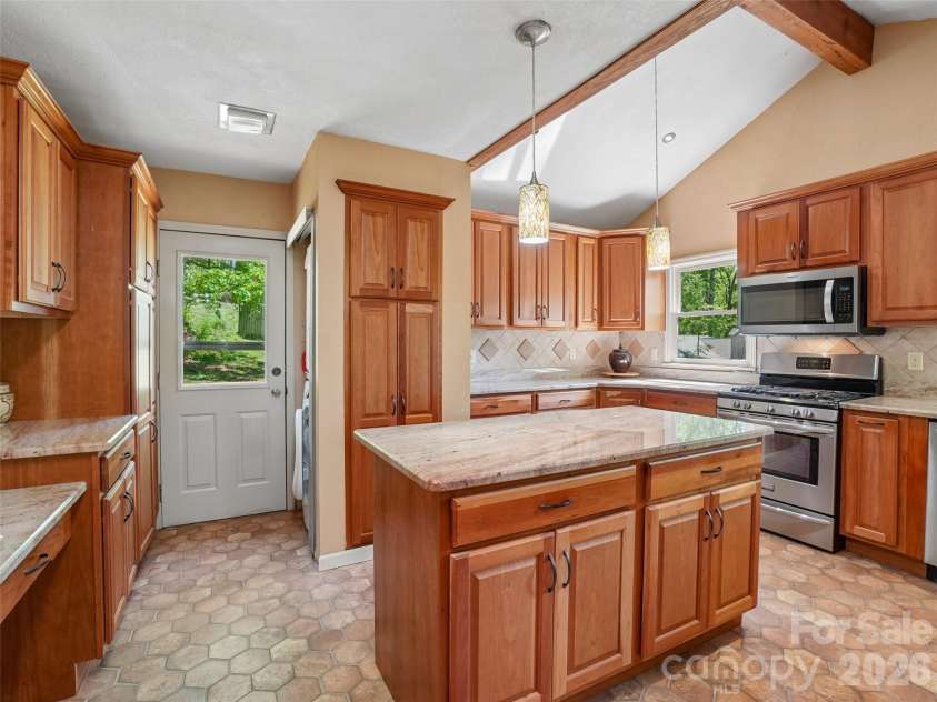 41 Saint Andrews Road, Arden, NC 28704.  MLS# CAR4377125, YatesRealty ID 37293. 
