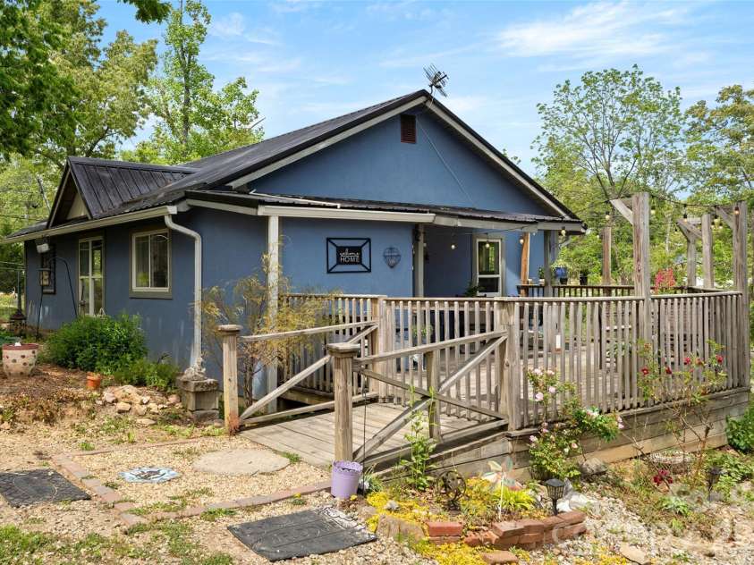 28 Cathys Cove Road, Hendersonville, NC 28792.  MLS# CAR4378110, YatesRealty ID 37295. 