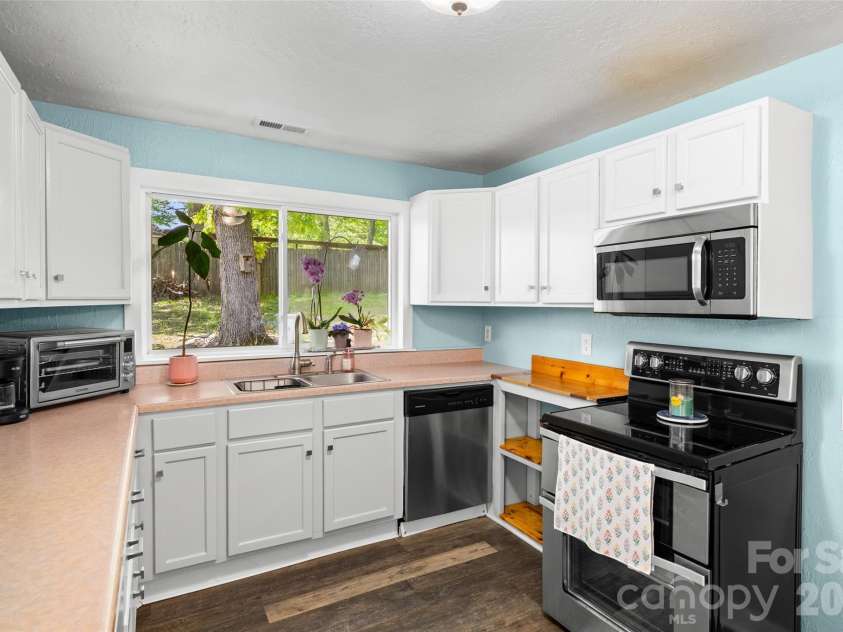 28 Cathys Cove Road, Hendersonville, NC 28792.  MLS# CAR4378110, YatesRealty ID 37295. 