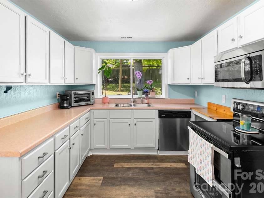 28 Cathys Cove Road, Hendersonville, NC 28792.  MLS# CAR4378110, YatesRealty ID 37295. 