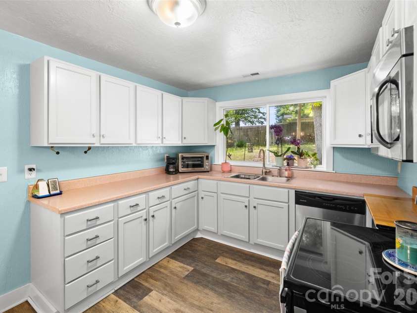 28 Cathys Cove Road, Hendersonville, NC 28792.  MLS# CAR4378110, YatesRealty ID 37295. 