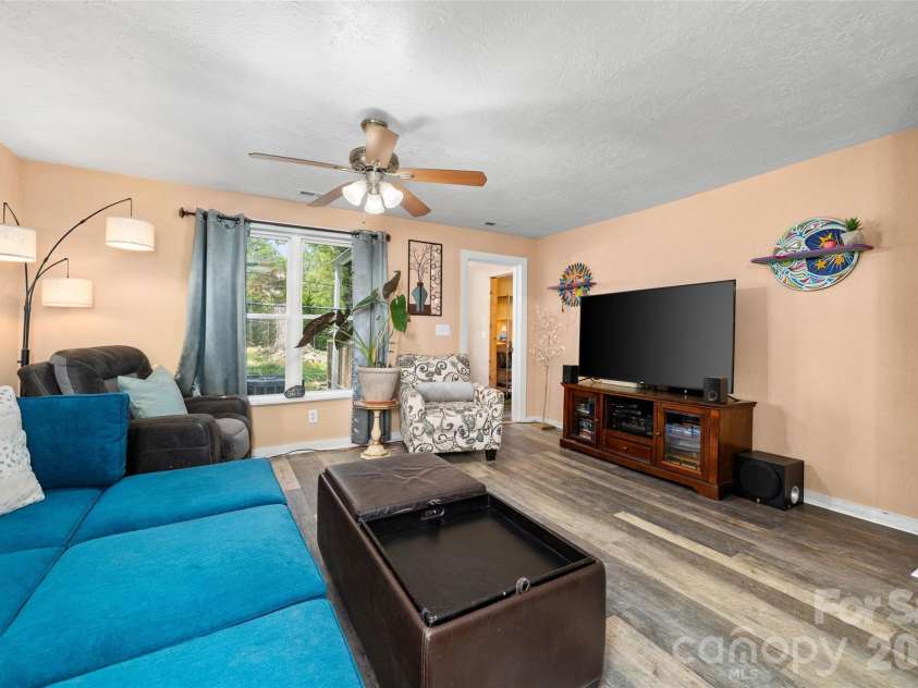 28 Cathys Cove Road, Hendersonville, NC 28792.  MLS# CAR4378110, YatesRealty ID 37295. 