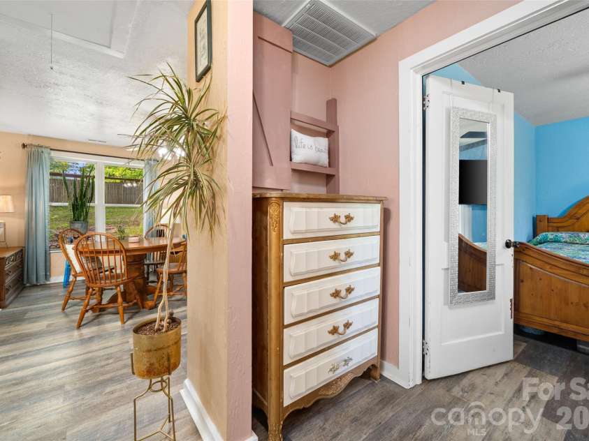 28 Cathys Cove Road, Hendersonville, NC 28792.  MLS# CAR4378110, YatesRealty ID 37295. 
