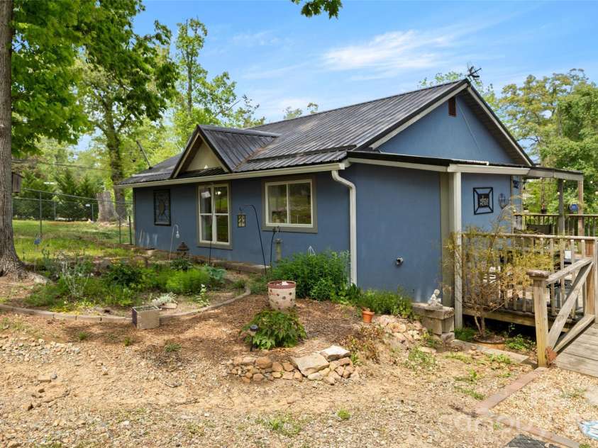 28 Cathys Cove Road, Hendersonville, NC 28792.  MLS# CAR4378110, YatesRealty ID 37295. 