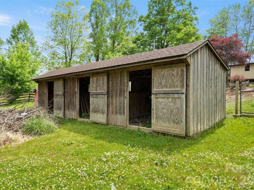 28 Cathys Cove Road, Hendersonville, NC 28792.  MLS# CAR4378110, YatesRealty ID 37295. 