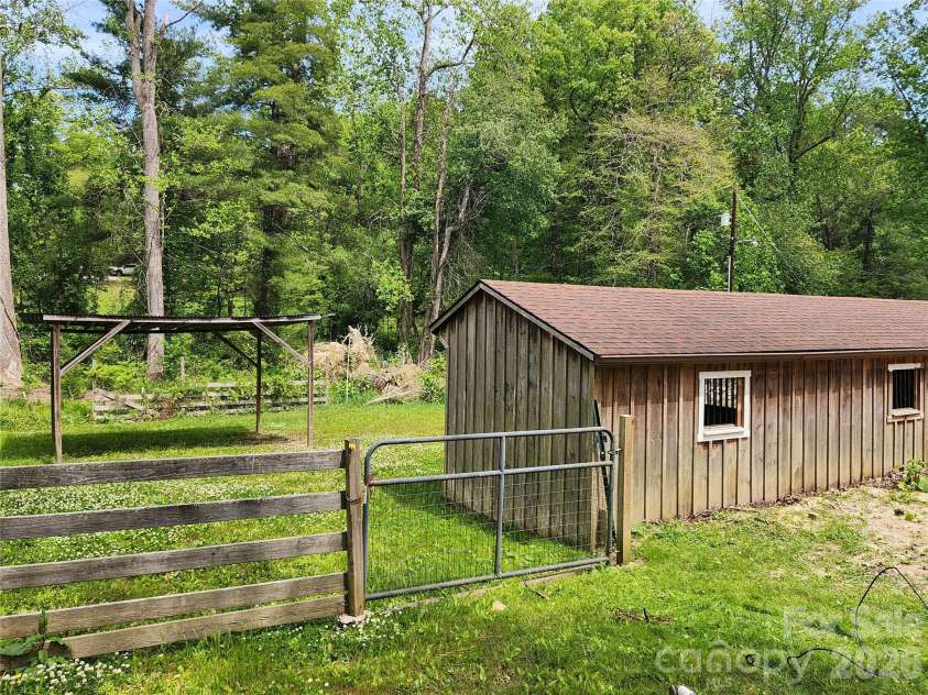 28 Cathys Cove Road, Hendersonville, NC 28792.  MLS# CAR4378110, YatesRealty ID 37295. 
