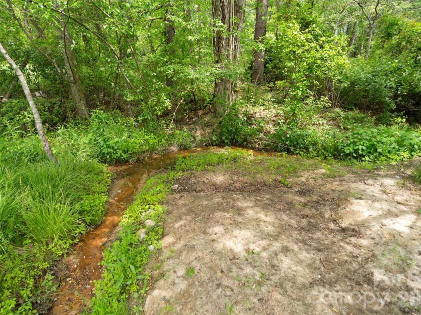 28 Cathys Cove Road, Hendersonville, NC 28792.  MLS# CAR4378110, YatesRealty ID 37295. 