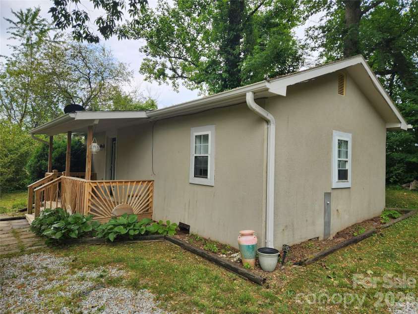 28 Cathys Cove Road, Hendersonville, NC 28792.  MLS# CAR4378110, YatesRealty ID 37295. 