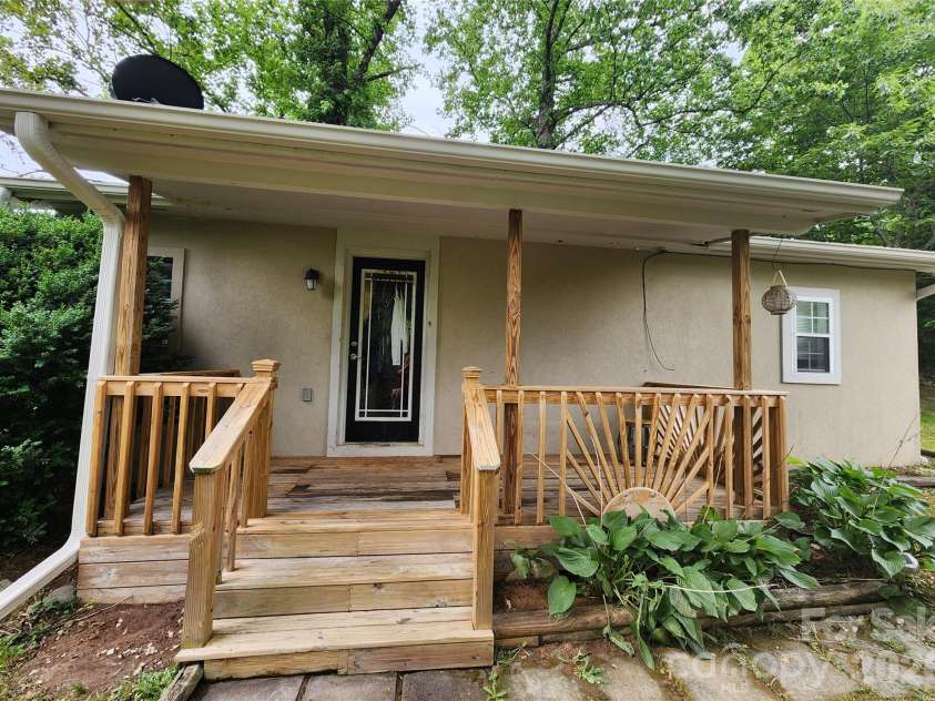 28 Cathys Cove Road, Hendersonville, NC 28792.  MLS# CAR4378110, YatesRealty ID 37295. 