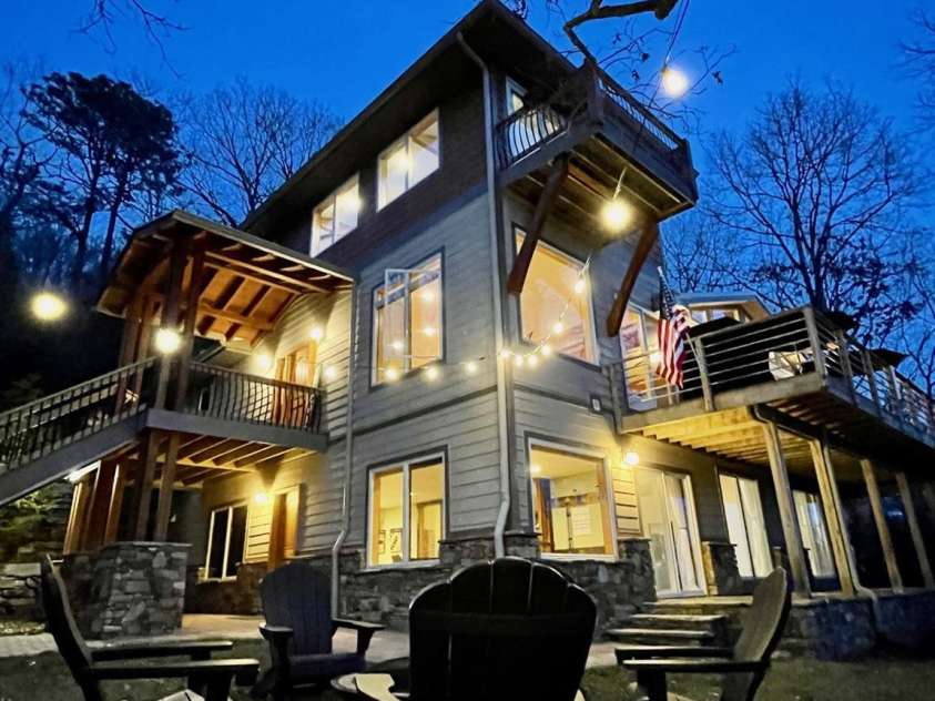 425 Flat Top Mountain Road, Fairview, NC 28732.  MLS# CAR4232746, YatesRealty ID 3730. 