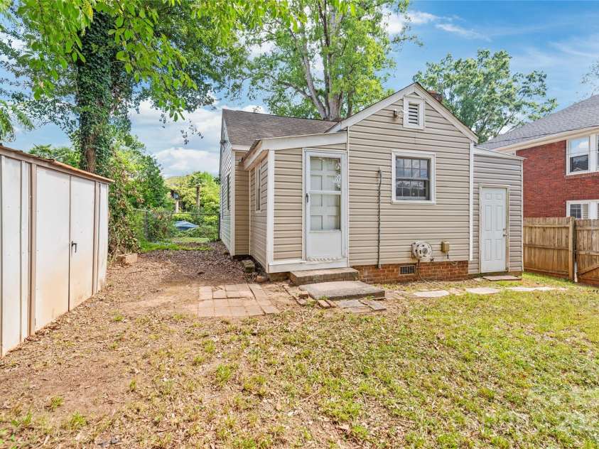 917 Sunnyside Avenue, Charlotte, NC 28204.  MLS# CAR4281555, YatesRealty ID 3730. 