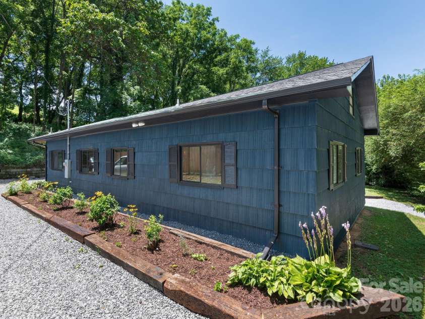78 Travis Street, Clyde, NC 28721.  MLS# CAR4404246, YatesRealty ID 37300. 
