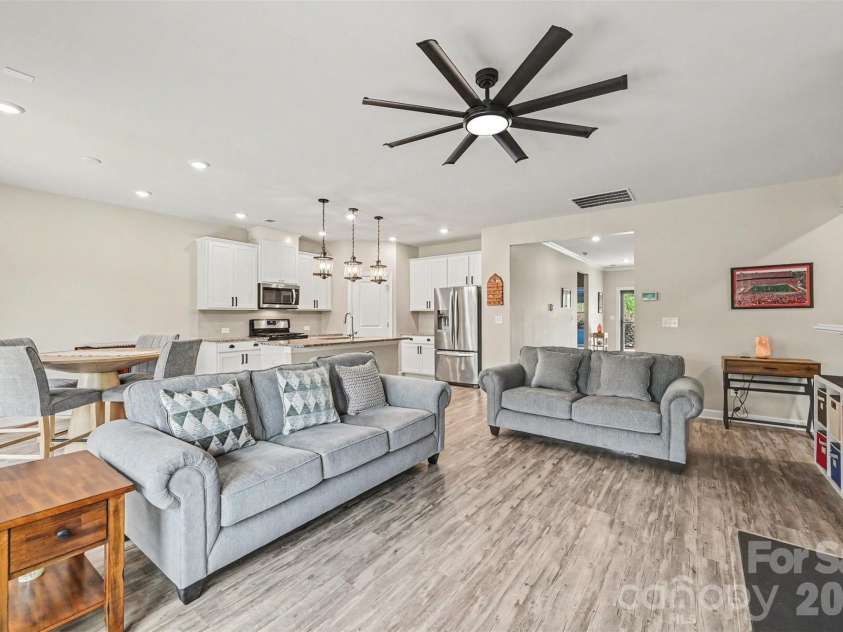 9330 Festival Way, Charlotte, NC 28215.  MLS# CAR4400188, YatesRealty ID 37303. 