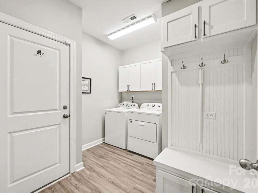 9330 Festival Way, Charlotte, NC 28215.  MLS# CAR4400188, YatesRealty ID 37303. 