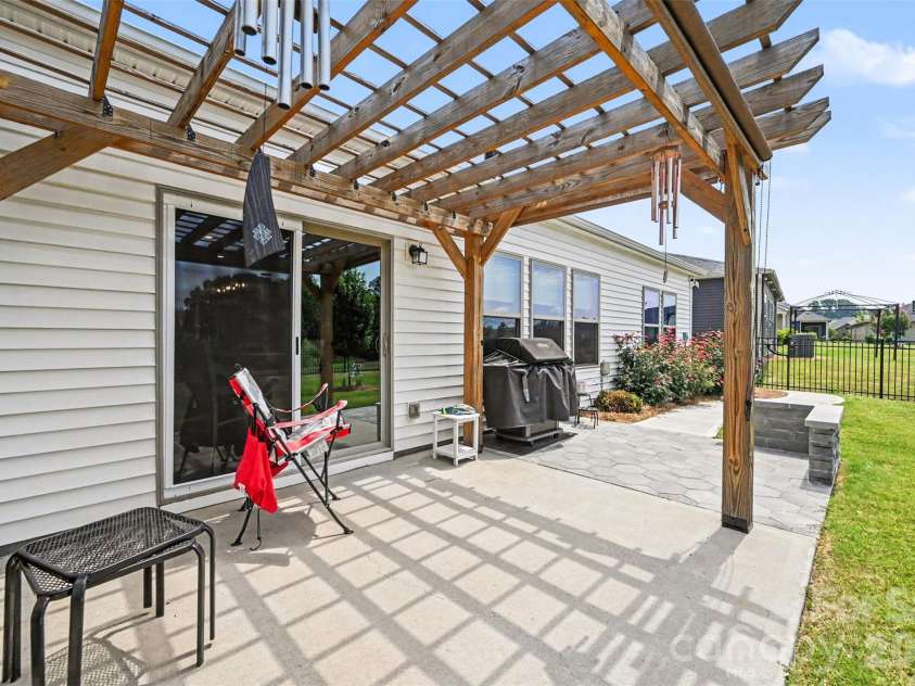 9330 Festival Way, Charlotte, NC 28215.  MLS# CAR4400188, YatesRealty ID 37303. 