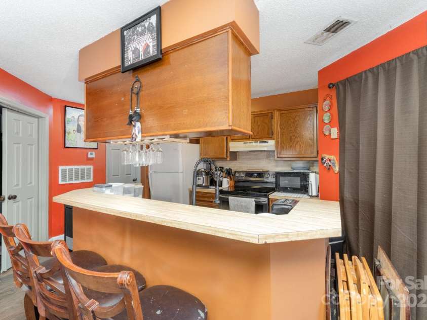 8175 Cedar Glen Drive, Charlotte, NC 28212.  MLS# CAR4235369, YatesRealty ID 3731. 