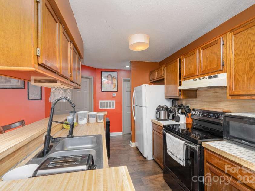 8175 Cedar Glen Drive, Charlotte, NC 28212.  MLS# CAR4235369, YatesRealty ID 3731. 