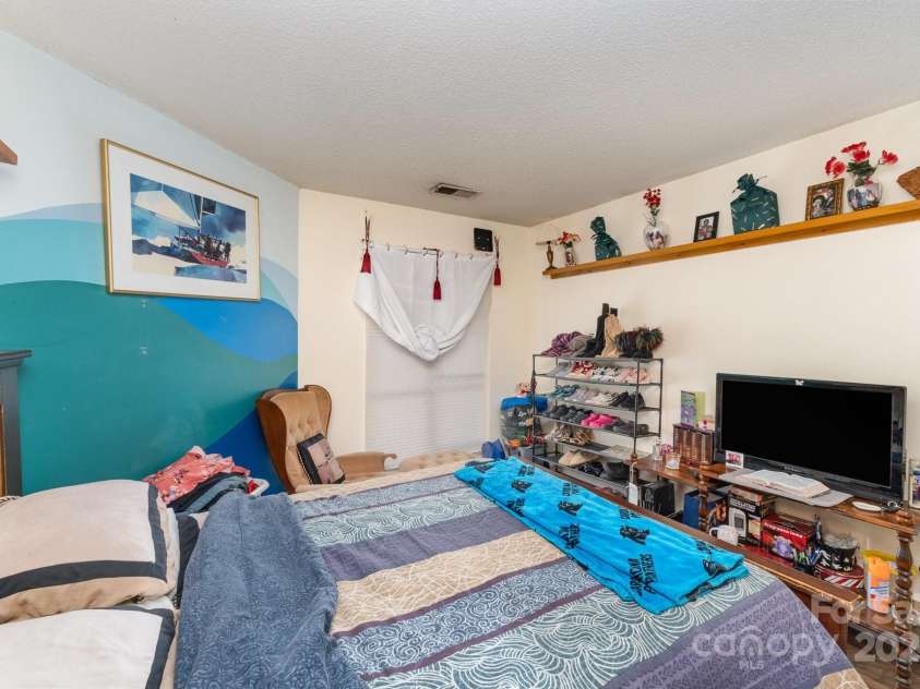 8175 Cedar Glen Drive, Charlotte, NC 28212.  MLS# CAR4235369, YatesRealty ID 3731. 