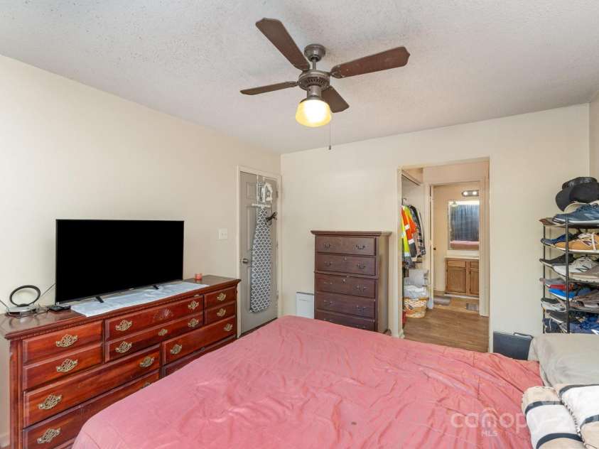 8175 Cedar Glen Drive, Charlotte, NC 28212.  MLS# CAR4235369, YatesRealty ID 3731. 