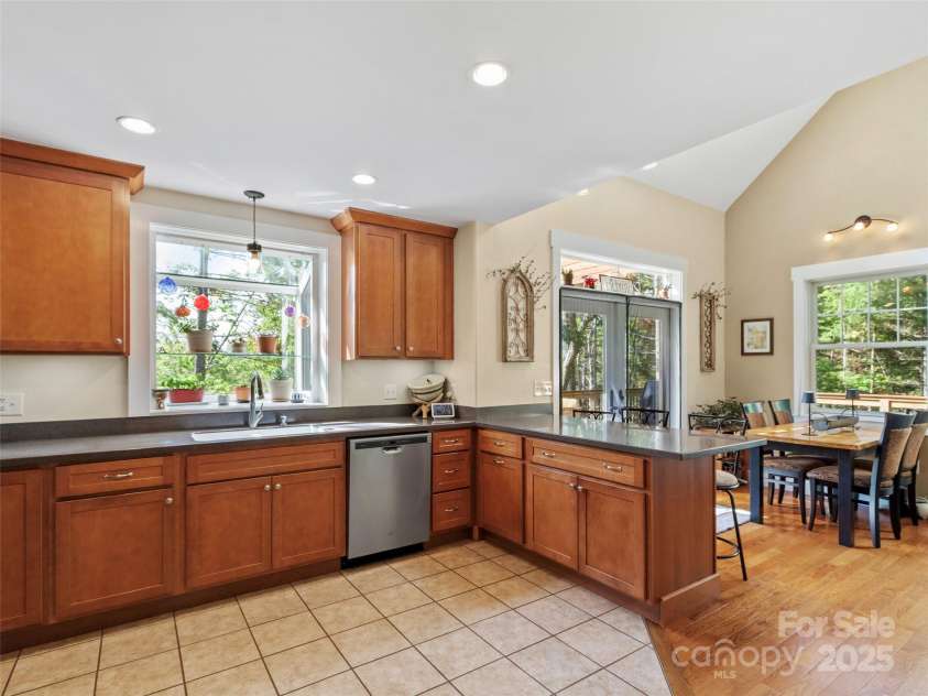 97 Gordon Lane, Burnsville, NC 28714.  MLS# CAR4293904, YatesRealty ID 3731. 