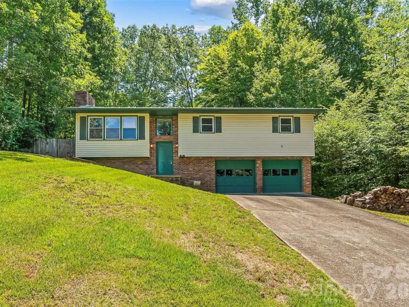 32 Swanns View Drive, Marion, NC 28752.  MLS# CAR4398128, YatesRealty ID 37311. 