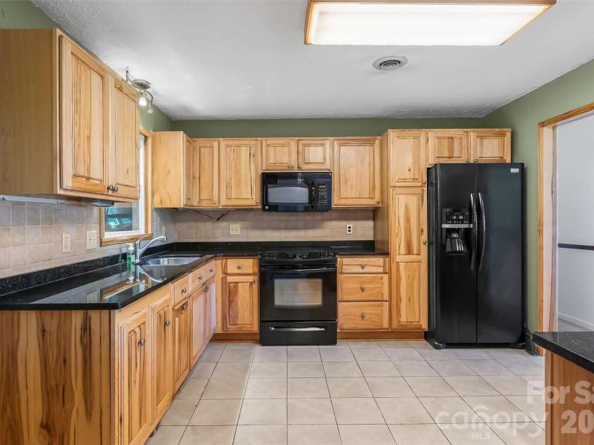 32 Swanns View Drive, Marion, NC 28752.  MLS# CAR4398128, YatesRealty ID 37311. Kitchen
