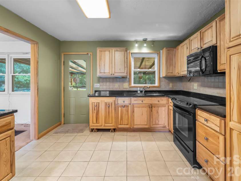 32 Swanns View Drive, Marion, NC 28752.  MLS# CAR4398128, YatesRealty ID 37311. Kitchen