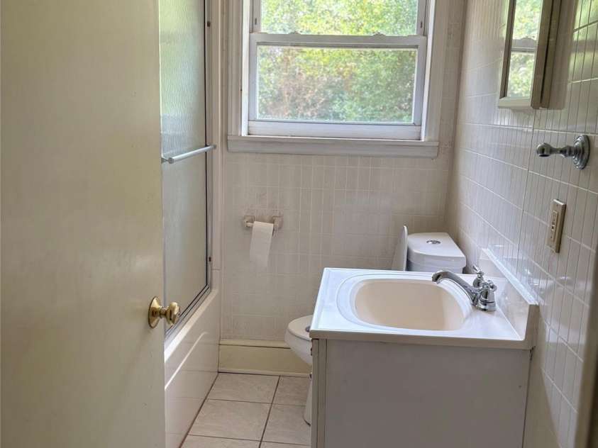 725 5th Avenue, Hickory, NC 28602.  MLS# CAR4401316, YatesRealty ID 37312. Full bathroom with tub/shower combo.