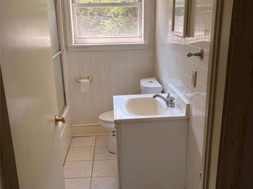 725 5th Avenue, Hickory, NC 28602.  MLS# CAR4401316, YatesRealty ID 37312. Full bathroom with tub/shower combo.