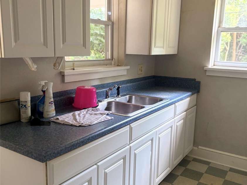 725 5th Avenue, Hickory, NC 28602.  MLS# CAR4401316, YatesRealty ID 37312. Kitchen