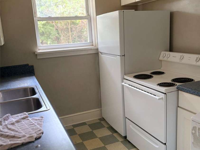 725 5th Avenue, Hickory, NC 28602.  MLS# CAR4401316, YatesRealty ID 37312. Kitchen