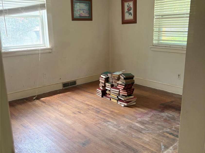 725 5th Avenue, Hickory, NC 28602.  MLS# CAR4401316, YatesRealty ID 37312. One of two bedrooms.