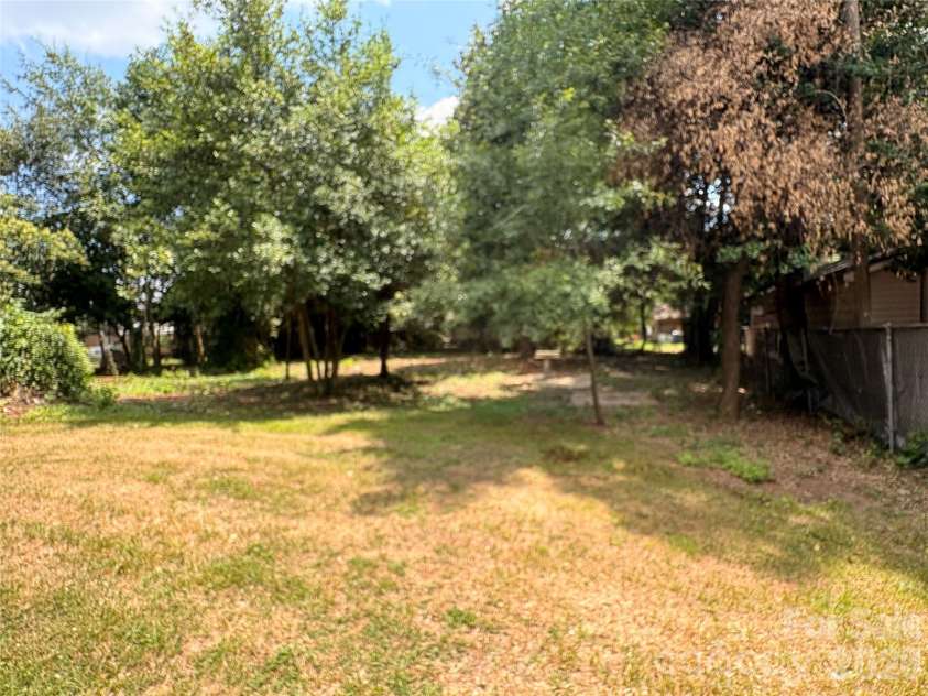 725 5th Avenue, Hickory, NC 28602.  MLS# CAR4401316, YatesRealty ID 37312. Spacious back yard with mature trees.
