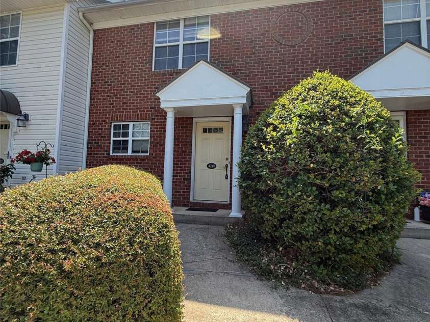 4210 Melrose Club Drive, Matthews, NC 28105.  MLS# CAR4401621, YatesRealty ID 37320. 