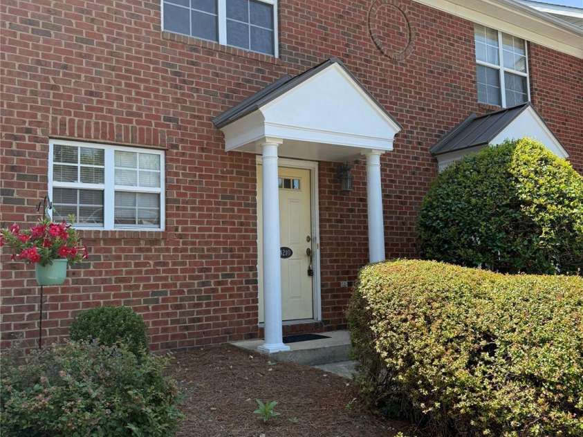 4210 Melrose Club Drive, Matthews, NC 28105.  MLS# CAR4401621, YatesRealty ID 37320. 