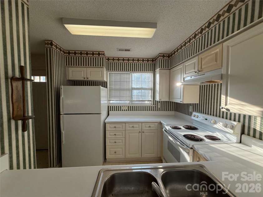 4210 Melrose Club Drive, Matthews, NC 28105.  MLS# CAR4401621, YatesRealty ID 37320. 