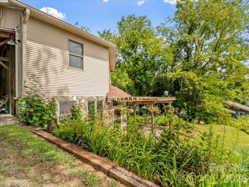 96 Woodrow Avenue, Asheville, NC 28801.  MLS# CAR4398741, YatesRealty ID 37321. 