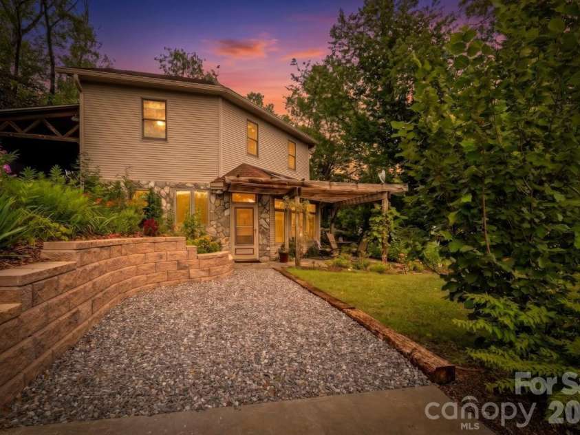 96 Woodrow Avenue, Asheville, NC 28801.  MLS# CAR4398741, YatesRealty ID 37321. 
