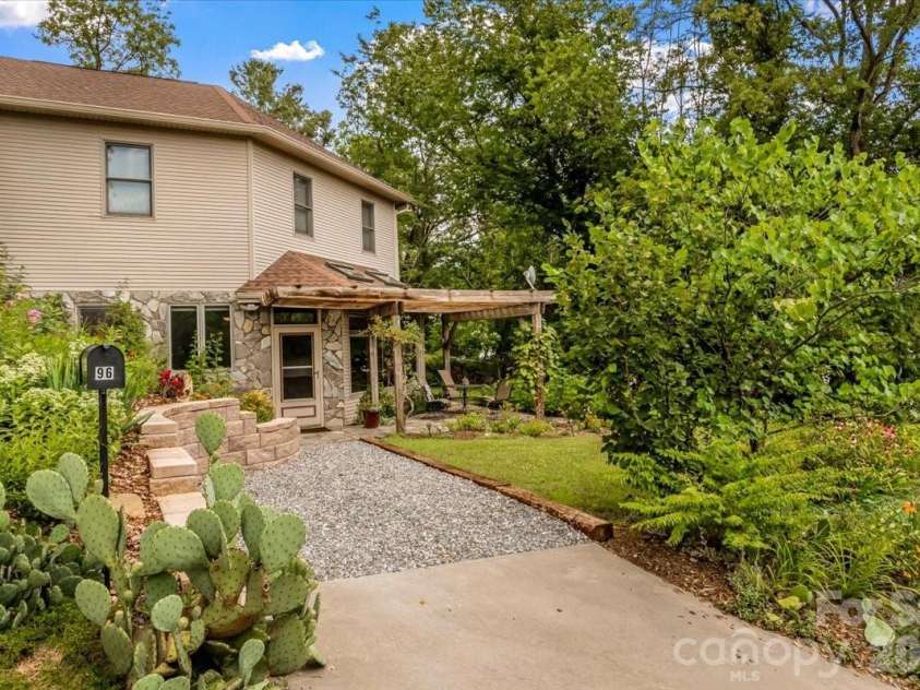 96 Woodrow Avenue, Asheville, NC 28801.  MLS# CAR4398741, YatesRealty ID 37321. Front entrance