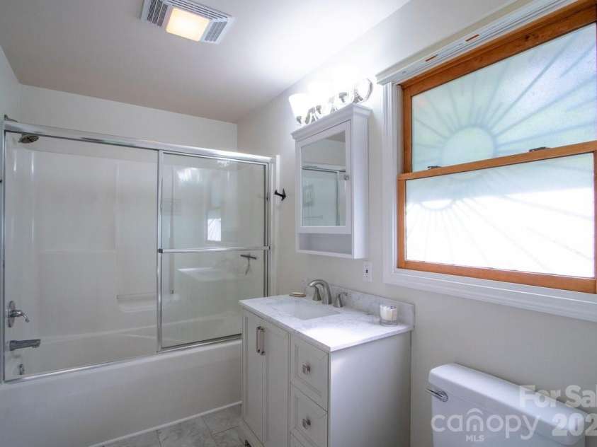 96 Woodrow Avenue, Asheville, NC 28801.  MLS# CAR4398741, YatesRealty ID 37321. Primary Bath