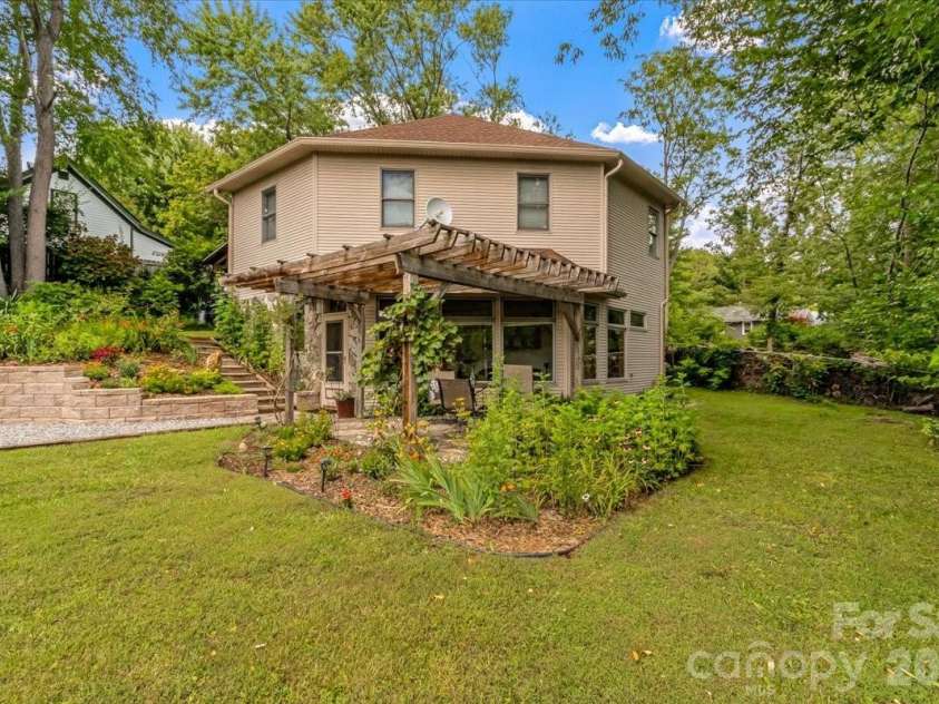 96 Woodrow Avenue, Asheville, NC 28801.  MLS# CAR4398741, YatesRealty ID 37321. Spacious front yard