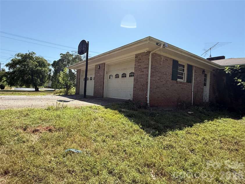 649 Curtis Bridge Road, North Wilkesboro, NC 28659.  MLS# CAR4404533, YatesRealty ID 37324. 