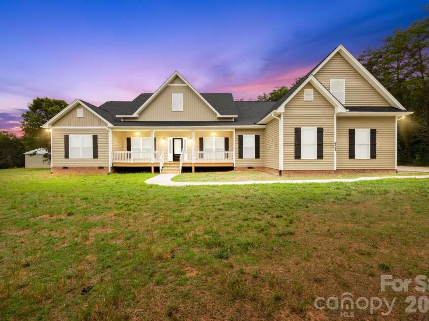 4669 Grooms Road, Reidsville, NC 27320.  MLS# CAR4400124, YatesRealty ID 37329. 