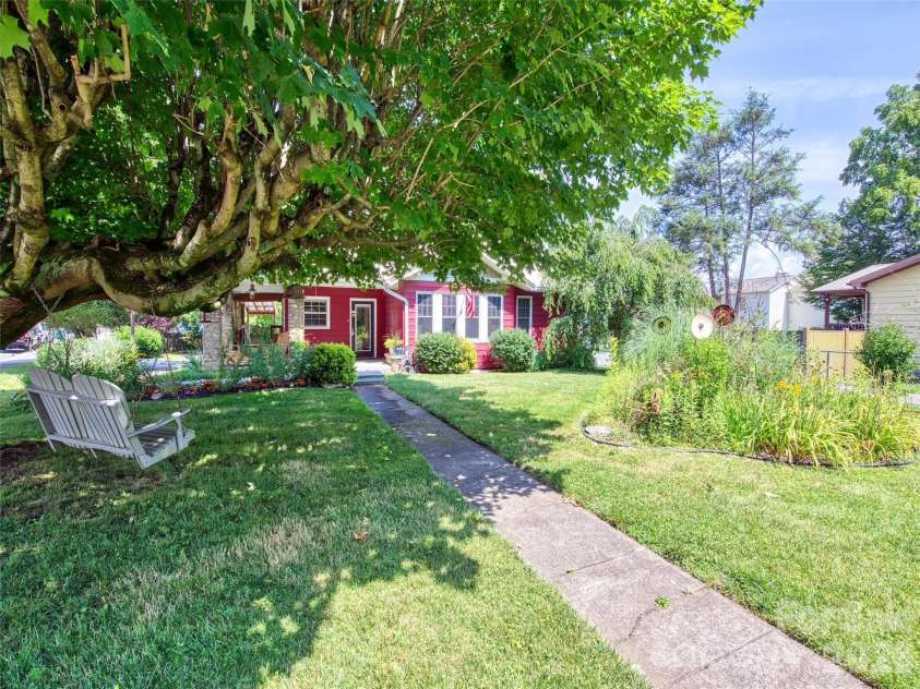 24 Belle Meade Drive, Waynesville, NC 28786.  MLS# CAR4343749, YatesRealty ID 3733. 