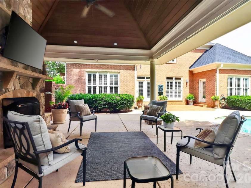 6907 Meadow Run Lane, Charlotte, NC 28277.  MLS# CAR4396037, YatesRealty ID 37333. 