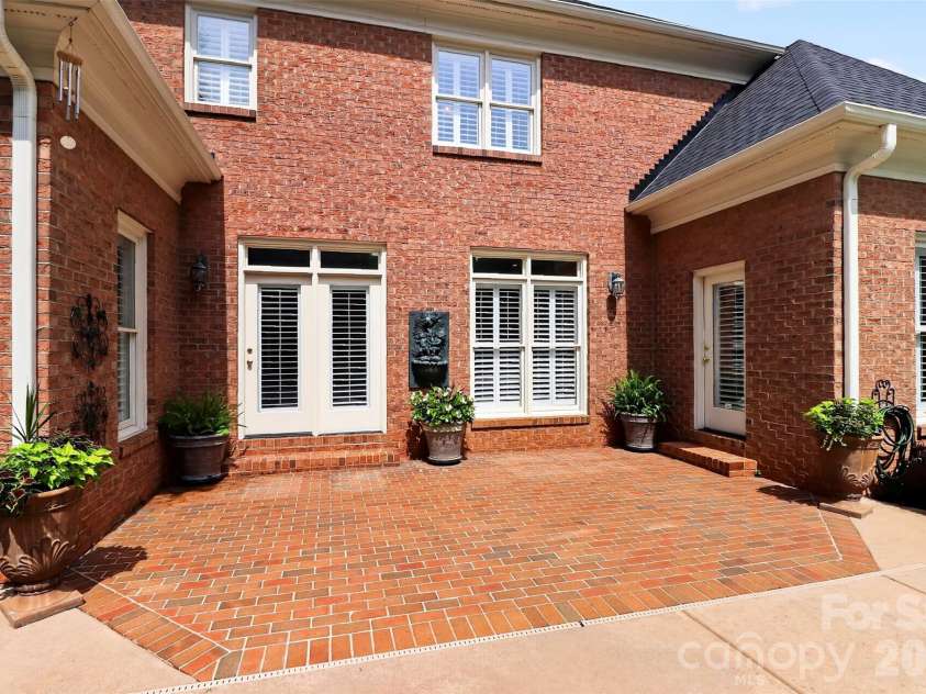 6907 Meadow Run Lane, Charlotte, NC 28277.  MLS# CAR4396037, YatesRealty ID 37333. 