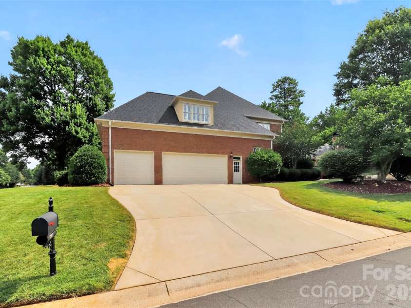 6907 Meadow Run Lane, Charlotte, NC 28277.  MLS# CAR4396037, YatesRealty ID 37333. 