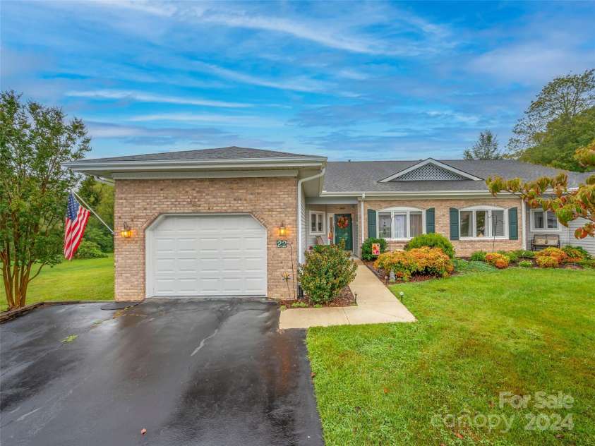 22 Country Meadows Lane, Hendersonville, NC 28792.  MLS# CAR4185375, YatesRealty ID 3734. 