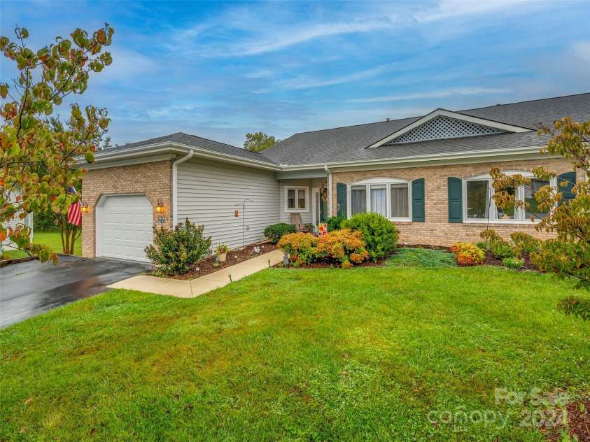22 Country Meadows Lane, Hendersonville, NC 28792.  MLS# CAR4185375, YatesRealty ID 3734. 