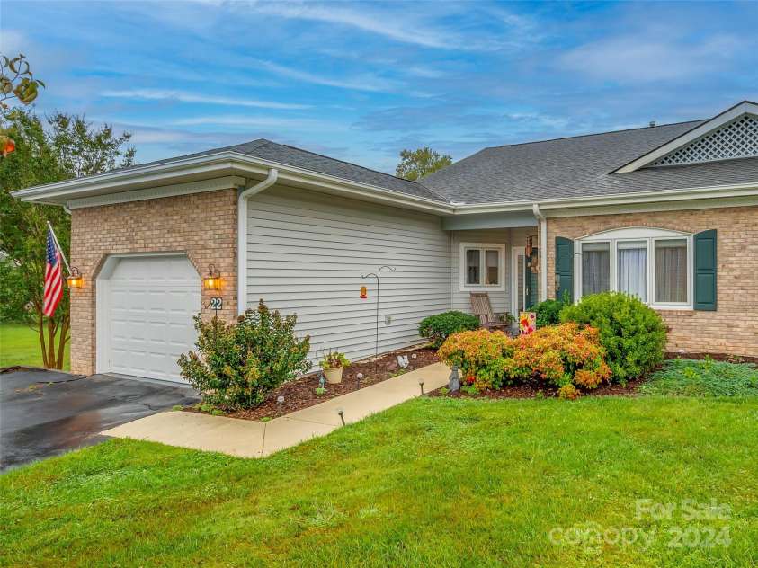 22 Country Meadows Lane, Hendersonville, NC 28792.  MLS# CAR4185375, YatesRealty ID 3734. 